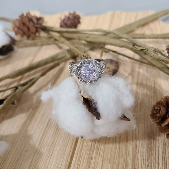 🎉🎉NEW🎉🎉LUXURIOUS!! Round CZ Ring in SILVER Plating - Picture 9 of 16